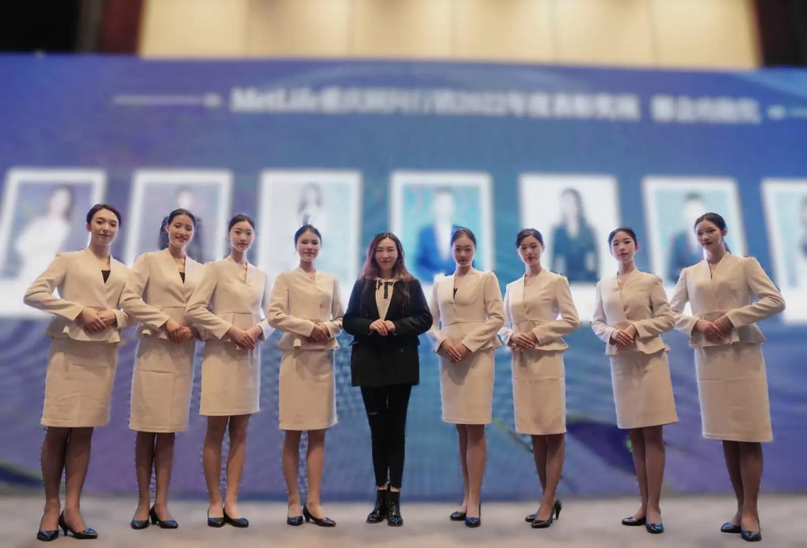 顶级仪态，铸就荣耀——五百强企业颁奖典礼服务礼仪全攻略